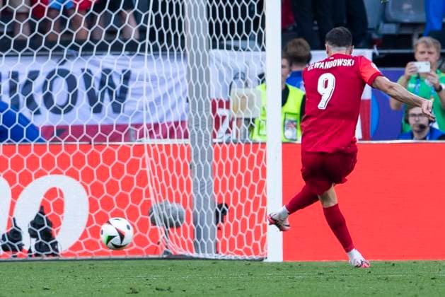 UEFA EURO 2024 France Poland 25 06 2024 Robert Lewandowski Poland, 9 scores the goal to equalize 1 1 from the penalty spot UEFA EURO 2024 France Poland BVB Stadion Dortmund, Dortmund, on 25 06 2024 Copyright: xBEAUTIFULxSPORTS Meuselx