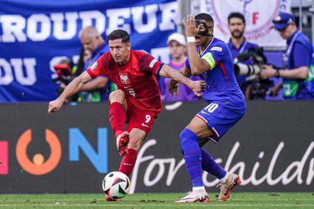 2024-06-25 France v Poland - Group D - UEFA EURO, EM, Europameisterschaft,Fussball 2024 DORTMUND, GERMANY - JUNE 25: Robert Lewandowski of Poland, Kylian Mbappe of France with mask battle for the ball during the Group D - UEFA EURO 2024 match between France and Poland at BVB Stadion Dortmund on June 25, 2024 in Dortmund, Germany. (Photo by Joris Verwijst BSR Agency) Dortmund Germany Content not available for redistribution in The Netherlands directly or indirectly through any third parties. Copyright: xBSRxAgencyx
