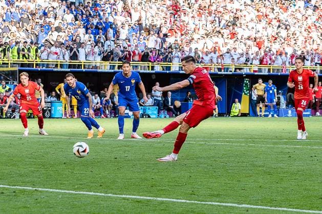 Goal to 1 1 by Robert Lewandowski Poland, 09 France vs Poland, Men, Football, Matchday 3, EURO 2024, 25 06 2024, European Championship, Group D France vs Poland, Men, Football, Matchday 3, EURO 2024, 25 06 2024, European Championship, Group D Dortmund Copyright: xEibner-Pressefoto BahhoxKarax EP_FRA