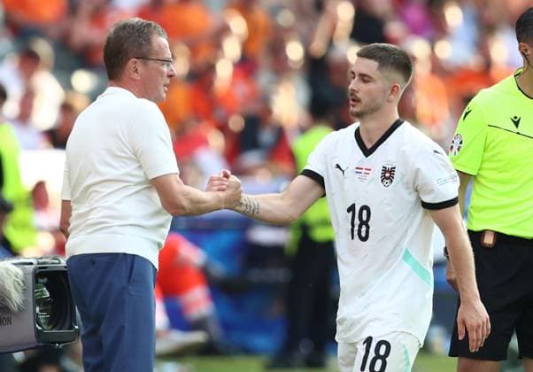 25 06 2024, xtgx, Football EM 2024, Netherlands Austria emspor, v l Coach Ralf Rangnick Austria , Romano Schmid Austria Substitution Substitution Embrace UEFA REGULATIONS PROHIBIT ANY USE OF PHOTOGRAPHS as IMAGE SEQUENCES and or QUASI VIDEO Berlin