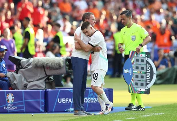 25 06 2024, xtgx, Football EM 2024, Netherlands Austria emspor, v l Coach Ralf Rangnick Austria , Romano Schmid Austria Substitution Substitution Embrace UEFA REGULATIONS PROHIBIT ANY USE OF PHOTOGRAPHS as IMAGE SEQUENCES and or QUASI VIDEO Berlin