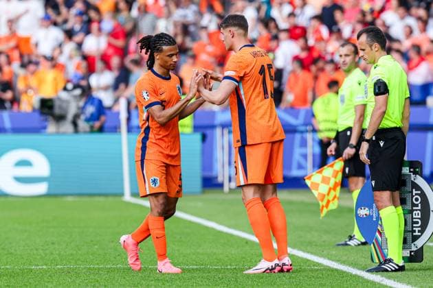 2024-06-25 Netherlands v Austria - Group D - UEFA EURO, EM, Europameisterschaft,Fussball 2024 BERLIN, GERMANY - JUNE 25: Substitute player Micky van de Ven of the Netherlands replacing Nathan Ake of the Netherlands during the Group D - UEFA EURO 2024 match between Netherlands and Austria at Olympiastadion on June 25, 2024 in Berlin, Germany. (Photo by Peter Lous BSR Agency) Berlin Germany Content not available for redistribution in The Netherlands directly or indirectly through any third parties. Copyright: xBSRxAgencyx