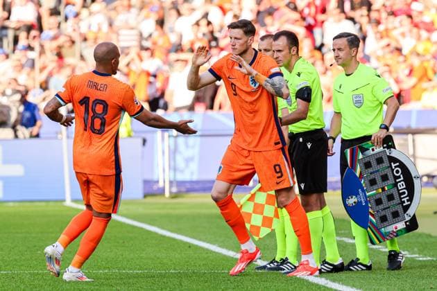 2024-06-25 Netherlands v Austria - Group D - UEFA EURO, EM, Europameisterschaft,Fussball 2024 BERLIN, GERMANY - JUNE 25: Substitute player Wout Weghorst of the Netherlands replacing Donyell Malen of the Netherlands, Fourth Official Irfan Peljto during the Group D - UEFA EURO 2024 match between Netherlands and Austria at Olympiastadion on June 25, 2024 in Berlin, Germany. (Photo by Peter Lous BSR Agency) Berlin Germany Content not available for redistribution in The Netherlands directly or indirectly through any third parties. Copyright: xBSRxAgencyx