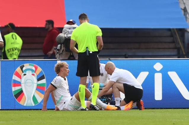 25 06 2024, xtgx, European Football Championship 2024, Netherlands Austria emspor, v l Leopold Querfeld Austria treatment UEFA REGULATIONS PROHIBIT ANY USE OF PHOTOGRAPHS as IMAGE SEQUENCES and or QUASI VIDEO Berlin