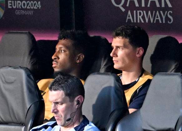 25 06 2024, Football UEFA EURO 2024, preliminary round, match day 3, France Poland, at the BVB Stadium in Dortmund, f l Kingsley Coman France and Benjamin Pavard France on the bench