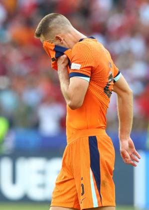 25 06 2024, xtgx, Football EM 2024, Netherlands Austria emspor, v l Stefan de Vrij Netherlands disappointed, disappointed looking, dissapointed UEFA REGULATIONS PROHIBIT ANY USE OF PHOTOGRAPHS as IMAGE SEQUENCES and or QUASI VIDEO Berlin
