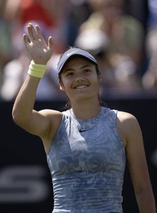 Emma Raducanu of GB celebrates Rothesay International Eastbourne, Day 3, Tennis, Devonshire Park, Eastbourne, UK - 25 June 2024  Copyright: xEllaxLing Shutterstockx 14555503ai