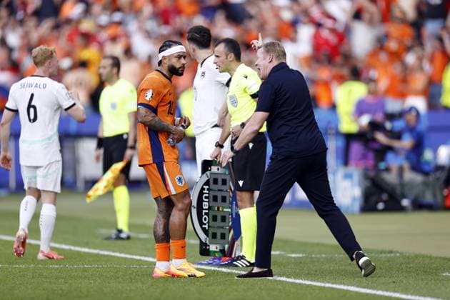 BERLIN - (l-r) Memphis Depay of Holland, Holland coach Ronald Koeman during the UEFA EURO, EM, Europameisterschaft,Fussball 2024 group D match between the Netherlands and Austria at the Olympiastadion on June 25, 2024 in Berlin, Germany. ANP MAURICE VAN STEEN UEFA EURO 2024 2024 xVIxANPxSportx xxANPxIVx 502047937 originalFilename: 502047937.jpg