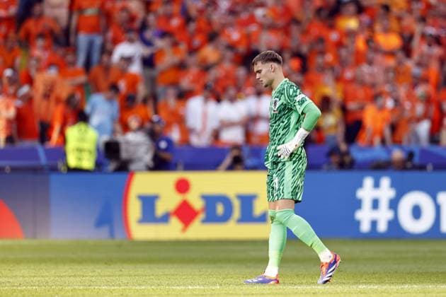 BERLIN - Holland goalkeeper Bart Verbruggen is disappointed during the UEFA EURO, EM, Europameisterschaft,Fussball 2024 group D match between the Netherlands and Austria at the Olympiastadion on June 25, 2024 in Berlin, Germany. ANP MAURICE VAN STEEN UEFA EURO 2024 2024 xVIxANPxSportx xxANPxIVx 502048435 originalFilename: 502048435.jpg