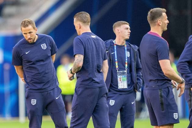 GER, EURO 2024, Group C, England GBR vs Slovenia SUI 25 06 2024, Cologne Stadium, Cologne, GER, EURO 2024, Group C, England GBR vs Slovenia SUI In the picture Harry Kane England GBR, 09 inspects the pitch the England team enters the stadium nordphotoxGmbHxx xDenkinger nph00015