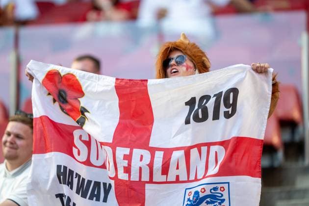 GER, EURO 2024, Group C, England GBR vs Slovenia SUI 25 06 2024, Cologne Stadium, Cologne, GER, EURO 2024, Group C, England GBR vs Slovenia SUI In the picture Englishman in lion costume with flag Banner Fan Fan curve Fan culture Gestures, facial expressions, emotions Selfie nordphotoxGmbHxx xDenkinger nph00015