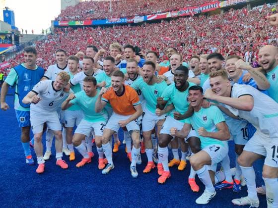 Berlin, Germany, 25 06 2024 Olympiastadion European Football Championship 2024, Group D, Netherlands Austria Austria team cheers with the fans after the victory Copyright: xdtsxNachrichtenagenturx dts_41722
