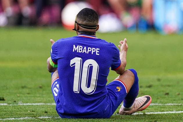 2024-06-25 France v Poland - Group D - UEFA EURO, EM, Europameisterschaft,Fussball 2024 DORTMUND, GERMANY - JUNE 25: Kylian Mbappe of France with mask on the ground confused during the Group D - UEFA EURO 2024 match between France and Poland at BVB Stadion Dortmund on June 25, 2024 in Dortmund, Germany. (Photo by Joris Verwijst BSR Agency) Dortmund Germany Content not available for redistribution in The Netherlands directly or indirectly through any third parties. Copyright: xBSRxAgencyx