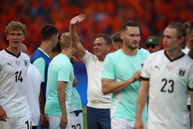 25 06 2024, xtgx, European Football Championship 2024, Netherlands Austria emspor, v l Coach Ralf Rangnick Austria thanks the fans UEFA REGULATIONS PROHIBIT ANY USE OF PHOTOGRAPHS as IMAGE SEQUENCES and or QUASI VIDEO Berlin