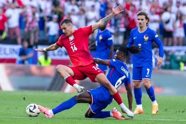 UEFA EURO 2024 France Poland 25 06 2024 Eduardo Camavinga France, 6 in duel with Jakub Kiwior Poland, 14 UEFA EURO 2024 France Poland BVB Stadion Dortmund, Dortmund, on 25 06 2024 Copyright: xBEAUTIFULxSPORTS Meuselx
