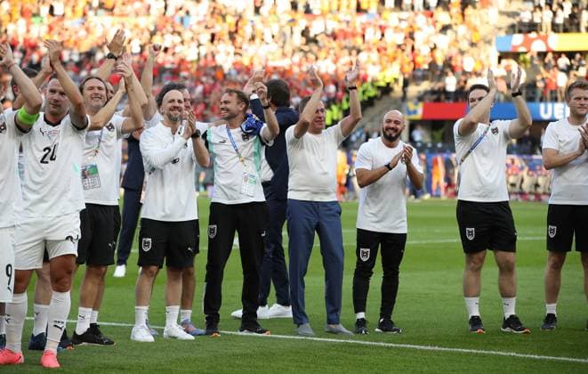 25 06 2024, xtgx, European Football Championship 2024, Netherlands Austria emspor, v l Coach Ralf Rangnick Austria and team cheer celebrate at the end of the match thanks the fans UEFA REGULATIONS PROHIBIT ANY USE OF PHOTOGRAPHS as IMAGE SEQUENCES and or QUASI VIDEO Berlin