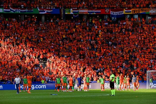 2024-06-25 Netherlands v Austria - Group D - UEFA EURO, EM, Europameisterschaft,Fussball 2024 BERLIN, GERMANY - JUNE 25: Players of the Netherlands thanking fans for their support during the Group D - UEFA EURO 2024 match between Netherlands and Austria at Olympiastadion on June 25, 2024 in Berlin, Germany. (Photo by Peter Lous BSR Agency) Berlin Germany Content not available for redistribution in The Netherlands directly or indirectly through any third parties. Copyright: xBSRxAgencyx