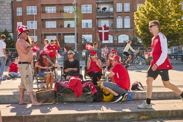 Football fans before the EURO match between Denmark and Serbia on the waterfront in Aarhus Tuesday, June 25, 2024 Photo Mikkel Berg Pedersen Ritzau Scanpix , Aarhus Denmark  Copyright: MikkelxBergxPedersenx spdk20240625-184932-L