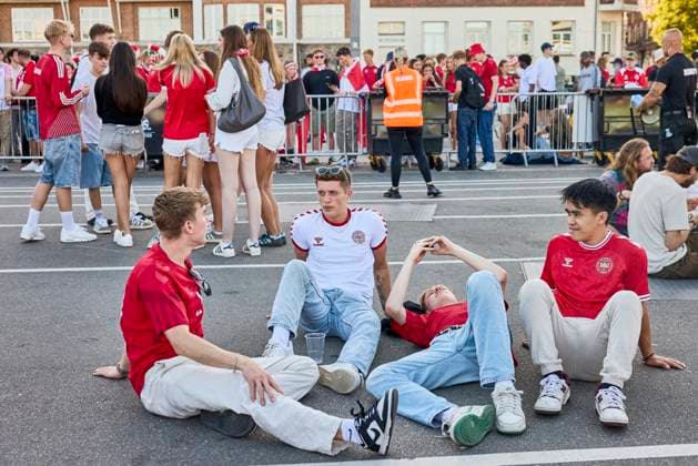Football fans before the EURO match between Denmark and Serbia on the waterfront in Aarhus Tuesday, June 25, 2024 Photo Mikkel Berg Pedersen Ritzau Scanpix , Aarhus Denmark  Copyright: MikkelxBergxPedersenx spdk20240625-193053-L