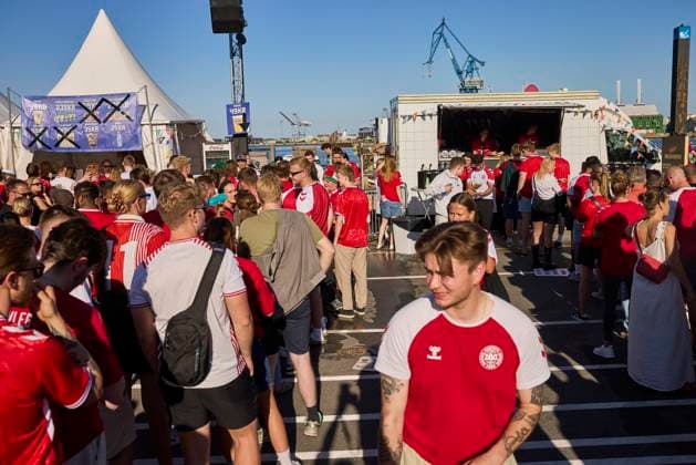 Football fans in line at food and beer stalls before the EURO match between Denmark and Serbia on the waterfront in Aarhus Tuesday, June 25, 2024 Photo Mikkel Berg Pedersen Ritzau Scanpix , Aarhus Denmark  Copyright: MikkelxBergxPedersenx spdk20240625-192948-L