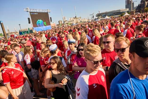 Football fans before the EURO match between Denmark and Serbia on the waterfront in Aarhus Tuesday, June 25, 2024 Photo Mikkel Berg Pedersen Ritzau Scanpix , Aarhus Denmark  Copyright: MikkelxBergxPedersenx spdk20240625-184941-L