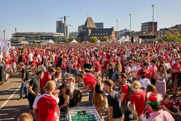 Football fans before the EURO match between Denmark and Serbia on the waterfront in Aarhus Tuesday, June 25, 2024 Photo Mikkel Berg Pedersen Ritzau Scanpix , Aarhus Denmark  Copyright: MikkelxBergxPedersenx spdk20240625-185000-L