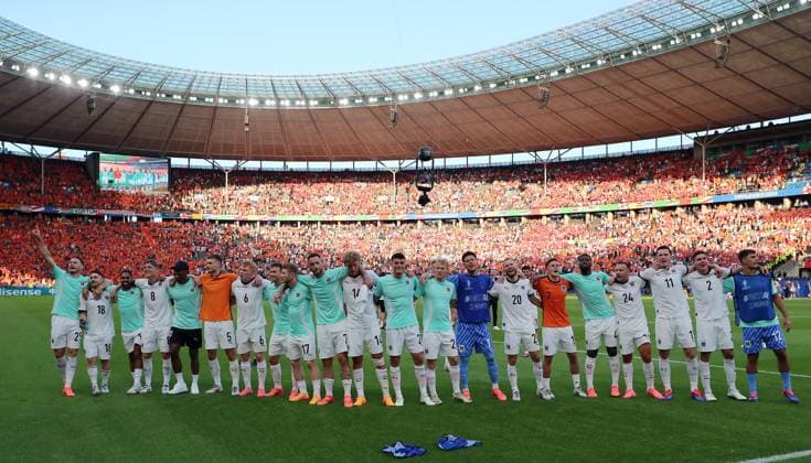 25 06 2024, xtgx, European Football Championship 2024, Netherlands Austria emspor, f l Heinz Lindner Austria , Marcel Sabitzer Austria , Romano Schmid Austria and team cheer celebrate at the end of the match UEFA REGULATIONS PROHIBIT ANY USE OF PHOTOGRAPHS as IMAGE SEQUENCES and or QUASI VIDEO Berlin