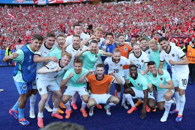 25 06 2024, xtgx, European Football Championship 2024, Netherlands Austria emspor, f l Heinz Lindner Austria , Marcel Sabitzer Austria , Romano Schmid Austria and team cheer celebrate at the end of the match UEFA REGULATIONS PROHIBIT ANY USE OF PHOTOGRAPHS as IMAGE SEQUENCES and or QUASI VIDEO Berlin