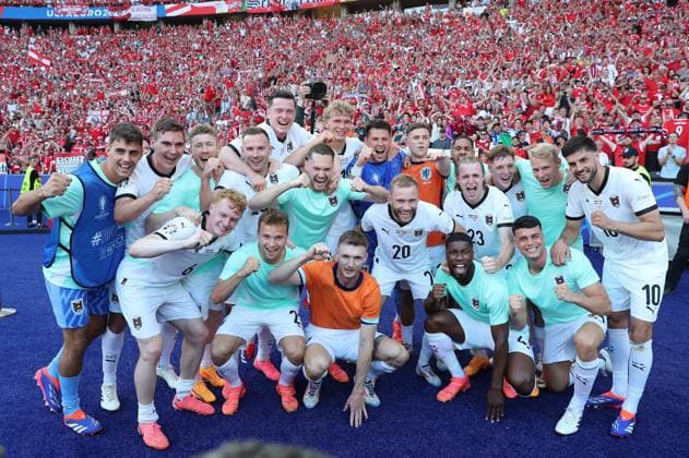 25 06 2024, xtgx, European Football Championship 2024, Netherlands Austria emspor, f l Heinz Lindner Austria , Marcel Sabitzer Austria , Romano Schmid Austria and team cheer celebrate at the end of the match UEFA REGULATIONS PROHIBIT ANY USE OF PHOTOGRAPHS as IMAGE SEQUENCES and or QUASI VIDEO Berlin