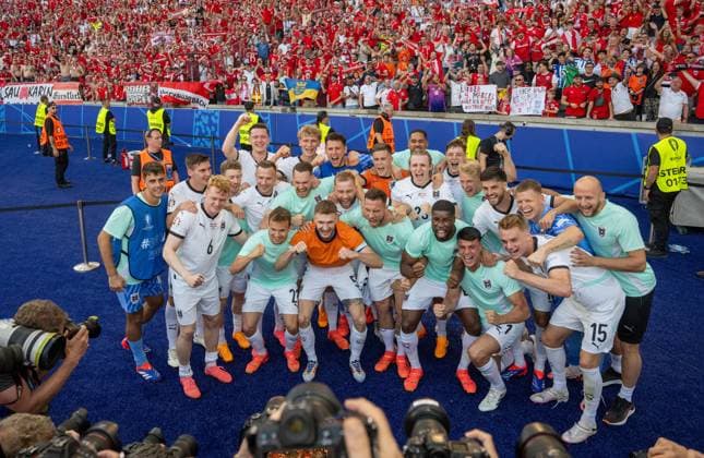 Football, Men, Season 2023 24, UEFA Euro EM 2024, Group D 3 Matchday in Berlin, Netherlands Austria, Austria with the fans, Cheering after the final whistle, Team photo, 25 06 2024, Copyright: xMatthiasxKochx