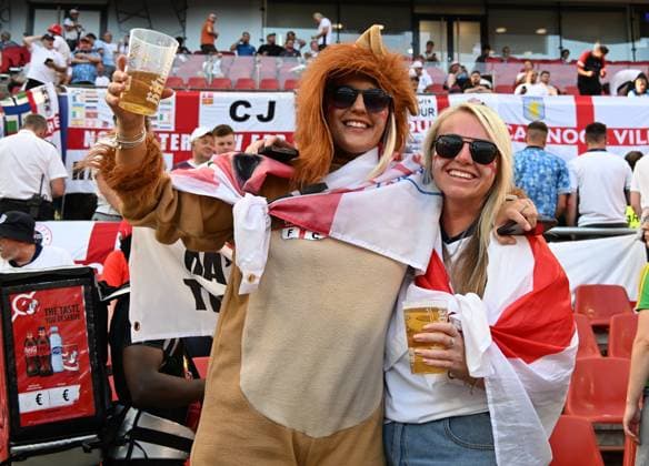 25 06 2024, xsltx, European Football Championship 2024, England Slovenia emspor, v l emotions, fans, atmosphere, flags, logo, England, Three Lions, spectators, jerseys DFL DFB REGULATIONS PROHIBIT ANY USE OF PHOTOGRAPHS as IMAGE SEQUENCES and or QUASI VIDEO Cologne