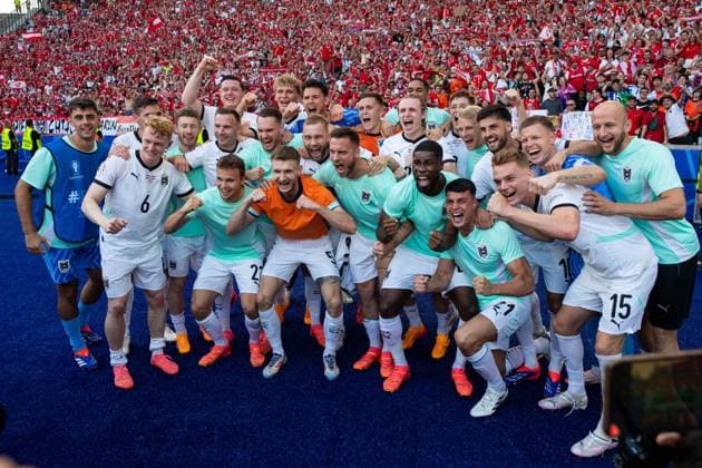 Team of Austria cheers with the fans about the victory and entry into the round of 16 as group winner, GER, Netherlands NED vs Austria AUT , European Football Championship, UEFA EURO 2024, Group D, Matchday 3, 25 06 2024 GER, Netherlands NED vs Austria AUT , European Football Championship, UEFA EURO 2024, Group D, Matchday 3, 25 06 2024 Berlin Copyright: xEibner-Pressefoto Memmlerx EP_MMR