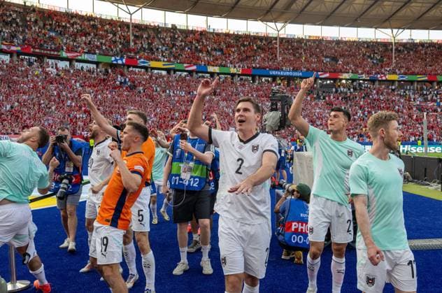 Football, Men, Season 2023 24, UEFA Euro EM 2024, Group D 3 Matchday in Berlin, Netherlands Austria, Austria with the fans, cheering after the final whistle, f l Marko Arnautovic Austria , Christoph Baumgartner Austria , Maximilian Wöber Austria , Florian Kainz Austria , 25 06 2024, Copyright: xMatthiasxKochx