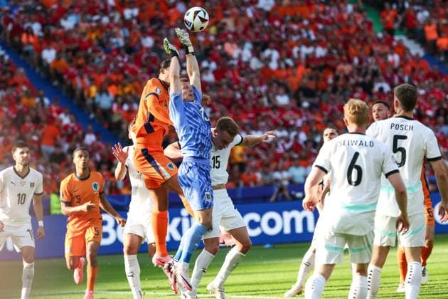 SOCCER - UEFA EURO, EM, Europameisterschaft,Fussball 2024 BERLIN,GERMANY,25.JUN.24 - UEFA EURO 2024, group stage, Austria vs Netherlands. Image shows Virgil van Dijk (NED), Patrick Pentz and Philipp Lienhart (AUT).  GEPAxpictures xArminxRauthner