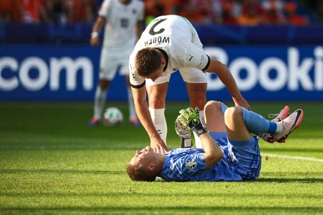 SOCCER - UEFA EURO, EM, Europameisterschaft,Fussball 2024 BERLIN,GERMANY,25.JUN.24 - UEFA EURO 2024, group stage, Austria vs Netherlands. Image shows the injury of Patrick Pentz and Maximilian Woeber (AUT).  GEPAxpictures xArminxRauthner