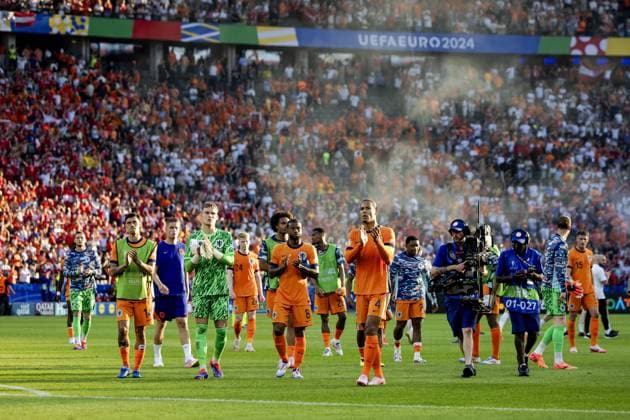 BERLIN - The players of the Dutch national team, Nationalteam after the lost match against Austria during the UEFA EURO, EM, Europameisterschaft,Fussball 2024 group D match between the Netherlands and Austria at the Olympiastadion on June 25, 2024 in Berlin, Germany. ANP KOEN VAN WEEL UEFA EURO 2024 2024 xVIxANPxSportx xxANPxIVx 502050512 originalFilename: 502050512.jpg