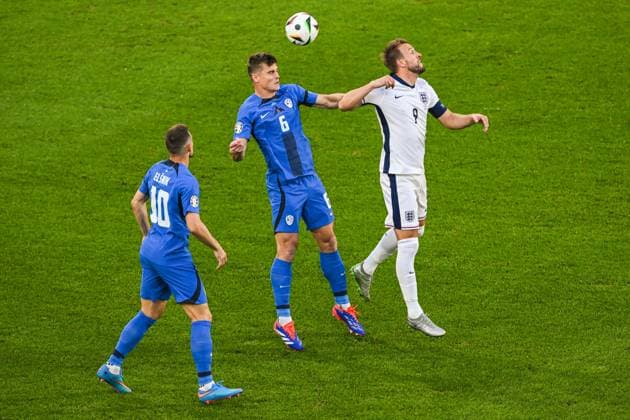 COLOGNE - (l-r) Timi Elsnik of Slovenia, Jaka Bijol of Slovenia, Harry Kane of England during the UEFA EURO, EM, Europameisterschaft,Fussball 2024 group C match between England and Slovenia at the Rhein Energie stadium on June 25, 2024 in Cologne, Germany. ANP Hollandse Hoogte UEFA EURO 2024 2024 xVIxANPxSportx xGerritxvanxKeulenxIVx 502054658 originalFilename: 502054658.jpg