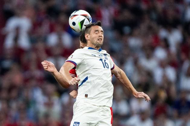 240625 Joakim Maehle of Denmark and Srdan Mijailovic of Serbia during the UEFA Euro 2024 Football Championship match between Denmark and Serbia on June 25, 2024 in Munich Photo Mathias Bergeld BILDBYRAN code MB MB0940 fotboll football soccer fotballs em europamästerskap em uefa euro uefa european football championship euro 2024 denmark serbien serbia bbeng  Copyright: MATHIASxBERGELD BB240625MB043
