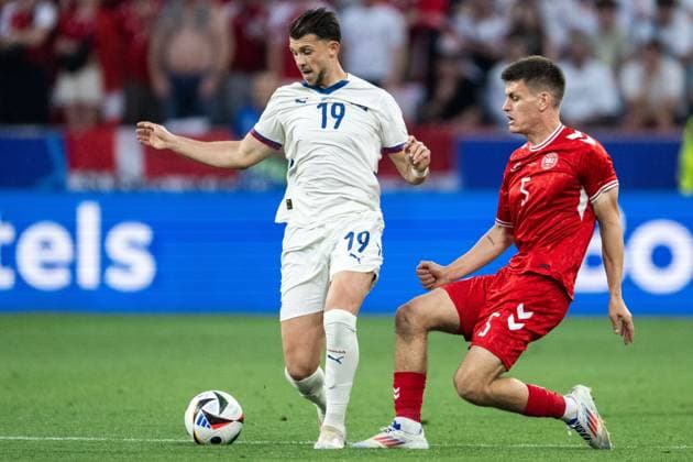 240625 Lazar Vujadin Samardzic of Serbia and Joakim Maehle of Denmark during the UEFA Euro 2024 Football Championship match between Denmark and Serbia on June 25, 2024 in Munich Photo Mathias Bergeld BILDBYRAN kod MB MB0940 fotboll football soccer fotballs em europamästerskap em uefa euro uefa european football championship euro 2024 denmark serbien serbia bbeng  Copyright: MATHIASxBERGELD BB240625MB044