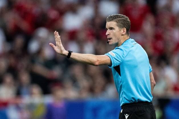 240625 Referee Francois Letexier during the UEFA Euro 2024 Football Championship match between Denmark and Serbia on June 25, 2024 in Munich Photo Mathias Bergeld BILDBYRAN code MB MB0940 fotboll football soccer fotballs em europamästerskap em uefa euro uefa european football championship euro 2024 danmark denmark serbien serbia bbeng  Copyright: MATHIASxBERGELD BB240625MB046