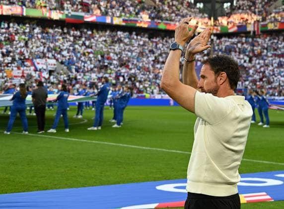 25 06 2024, xsltx, Football EM 2024, England Slovenia emspor, v l Coach Head Coach Gareth Southgate England thanks the fans DFL DFB REGULATIONS PROHIBIT ANY USE OF PHOTOGRAPHS as IMAGE SEQUENCES and or QUASI VIDEO Cologne