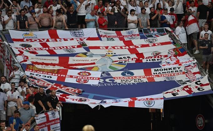 25 06 2024, xsltx, European Football Championship 2024, England Slovenia emspor, v l emotions, fans, atmosphere, flags, logo, England, Three Lions, spectators, jerseys DFL DFB REGULATIONS PROHIBIT ANY USE OF PHOTOGRAPHS as IMAGE SEQUENCES and or QUASI VIDEO Cologne