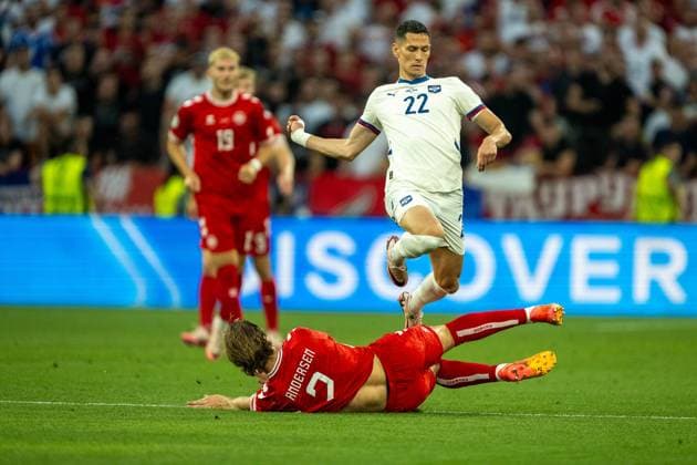 Joachim Christian Andersen Denmark 02 , Sasa Lukic Serbia, 22 , GER, Denmark DEN vs Serbia SRB , European Football Championship, UEFA EURO 2024, Group E, Matchday 3, 25 06 2024, GER, Denmark DEN vs Serbia SRB , European Football Championship, UEFA EURO 2024, Group E, Matchday 3, 25 06 2024 Munich Copyright: xEibner-Pressefoto SaschaxWaltherx EP_SWA