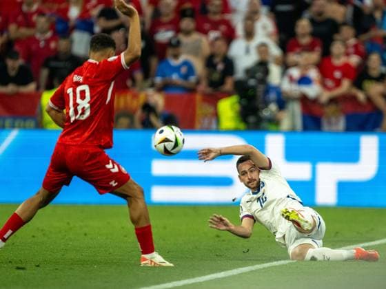 Alexander Hartmann Bah Denmark 18 , Andrija Zivkovic Serbia, 14 , GER, Denmark DEN vs Serbia SRB , European Football Championship, UEFA EURO 2024, Group E, Matchday 3, 25 06 2024, GER, Denmark DEN vs Serbia SRB , European Football Championship, UEFA EURO 2024, Group E, Matchday 3, 25 06 2024 Munich Copyright: xEibner-Pressefoto SaschaxWaltherx EP_SWA