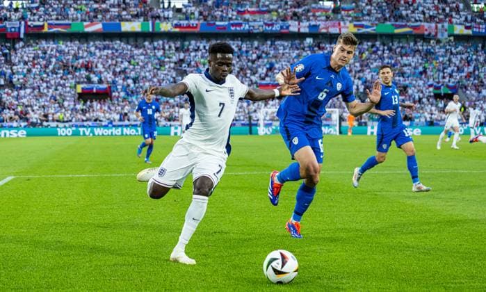 Football - UEFA EURO, EM, Europameisterschaft,Fussball 2024 - Group C - England v Slovenia COLOGNE, GERMANY - Tuesday, June 25, 2024: England s Bukayo Saka (L) and Slovenia s Jaka Bijol during the UEFA Euro 2024 Group C match between England and Slovenia at the Müngersdorfer Stadium. (Photo by David Rawcliffe Propaganda) COLOGNE Müngersdorfer Stadium NORTH RHINE-WESTPHALIA GERMANY  Copyright: xDavidxRawcliffex P2024-06-25-England_Slovenia-25