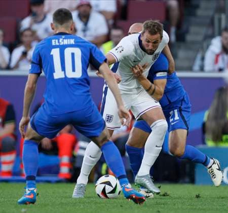 England v Slovenia: Group C - UEFA EURO, EM, Europameisterschaft,Fussball 2024 Harry Kane of England and Vanja Drkusic of Slovenia challenge during the UEFA EURO 2024 group stage match between England and Slovenia at Cologne Stadium on June 25, 2024 in Cologne, Germany. Cologne Cologne Stadium Germany Germany Copyright: xRichardxSellers Sportsphoto APLx 14042718