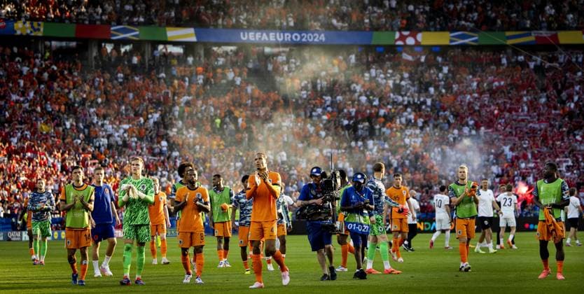 BERLIN - The players of the Dutch national team, Nationalteam after the lost match against Austria during the UEFA EURO, EM, Europameisterschaft,Fussball 2024 group D match between the Netherlands and Austria at the Olympiastadion on June 25, 2024 in Berlin, Germany. ANP KOEN VAN WEEL UEFA EURO 2024 2024 xVIxANPxSportx xxANPxIVx 502055349 originalFilename: 502055349.jpg