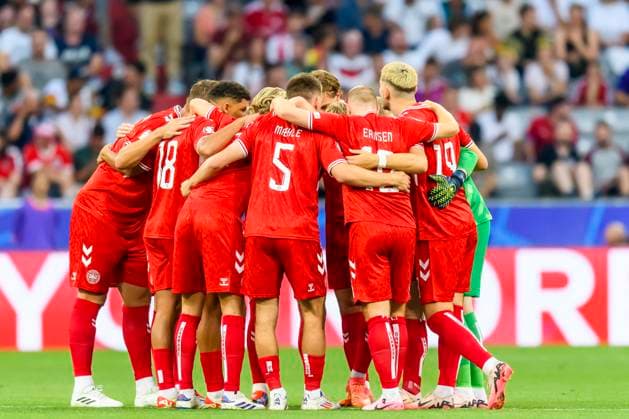 GER, UEFA Euro 2024 Group C, Denmark DNK vs Serbia SRB 25 06 2024, Allianz Arena, Munich, GER, UEFA Euro 2024 Group C, Denmark DNK vs Serbia SRB , in the picture Team Serbia with Nemanja Maksimovi Serbia 5 Petar Ratkov Serbia 18 nordphotoxGmbHx xStraubmeier nph00004