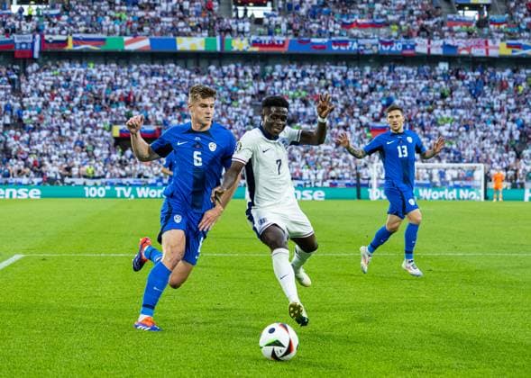 Football - UEFA EURO, EM, Europameisterschaft,Fussball 2024 - Group C - England v Slovenia COLOGNE, GERMANY - Tuesday, June 25, 2024: England s Bukayo Saka (L) and Slovenia s Jaka Bijol during the UEFA Euro 2024 Group C match between England and Slovenia at the Müngersdorfer Stadium. (Photo by David Rawcliffe Propaganda) COLOGNE Müngersdorfer Stadium NORTH RHINE-WESTPHALIA GERMANY  Copyright: xDavidxRawcliffex P2024-06-25-England_Slovenia-24