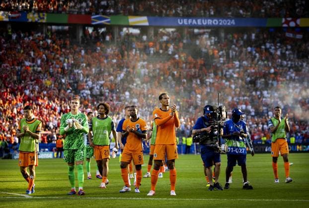 BERLIN - The players of the Dutch national team, Nationalteam after the lost match against Austria during the UEFA EURO, EM, Europameisterschaft,Fussball 2024 group D match between the Netherlands and Austria at the Olympiastadion on June 25, 2024 in Berlin, Germany. ANP KOEN VAN WEEL UEFA EURO 2024 2024 xVIxANPxSportx xxANPxIVx 502055370 originalFilename: 502055370.jpg